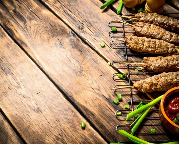 Kebab com molho de tomate e cebolinha.