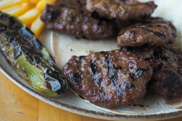 Kebab comida tradicional turca de carne con ensalada en un plato