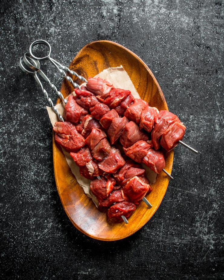 Kebab cru em um prato