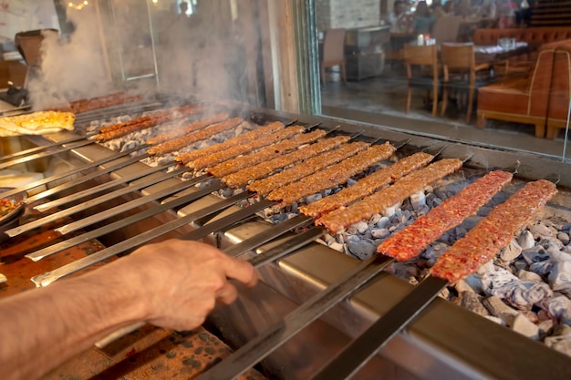 Kebab de adana turco tradicional pronto para cozinhar