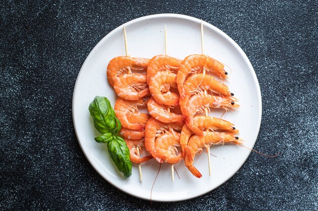 kebab de camarão espeto de frutos do mar camarões temperos marinada lanche