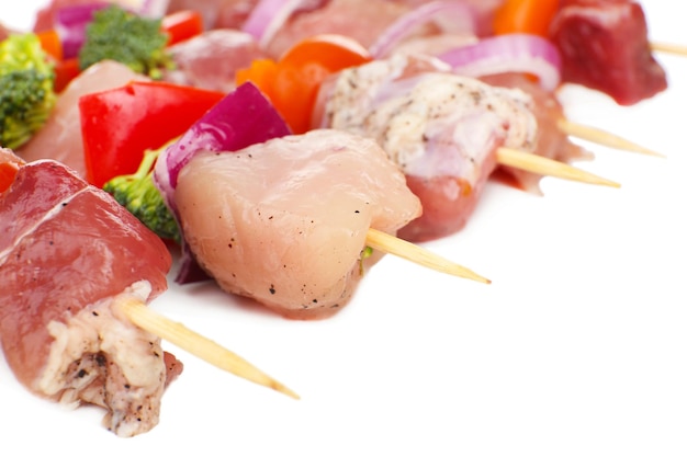 Kebab de carne de porco crua com legumes de perto