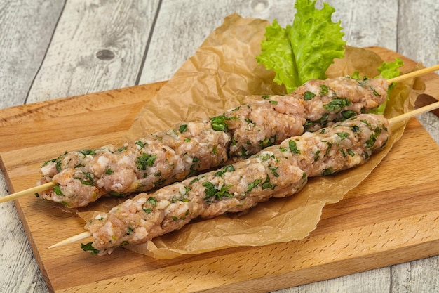 Kebab de carne de porco picada crua para grelha