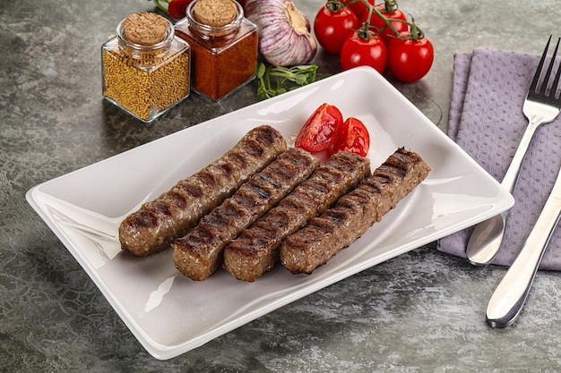 Kebab de carne grelhada de carne picada
