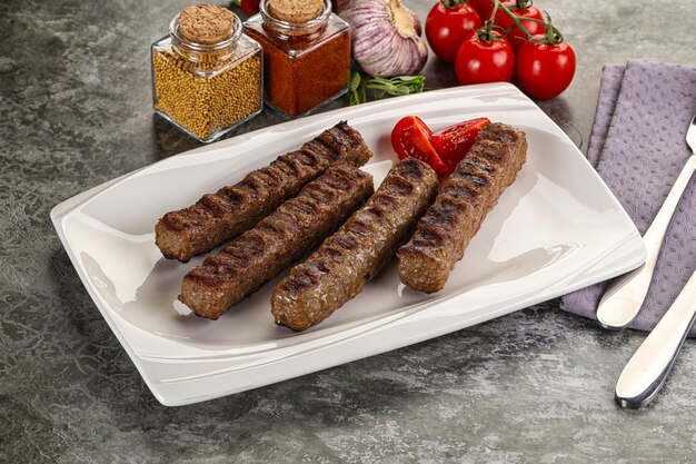 Kebab de carne grelhada, espeto de carne picada