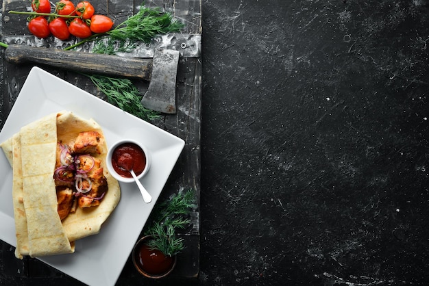 Kebab de frango com cebola em pão pita Espetos de carne Vista superior