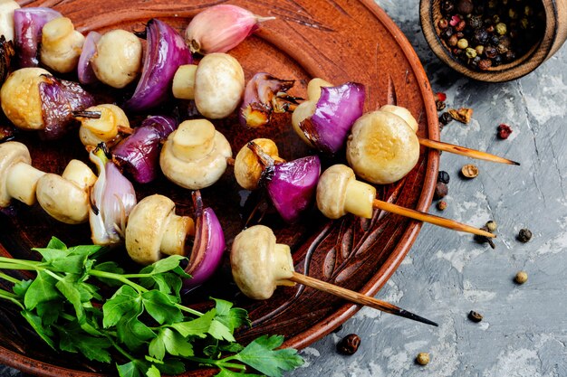 Kebab de legumes com cogumelos