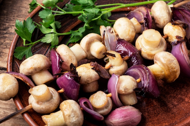 Kebab de legumes com cogumelos