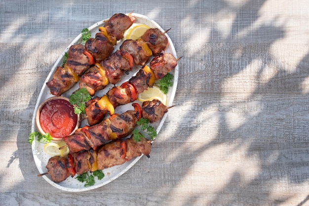 Kebab de porco grelhado com pimenta vermelha e amarela