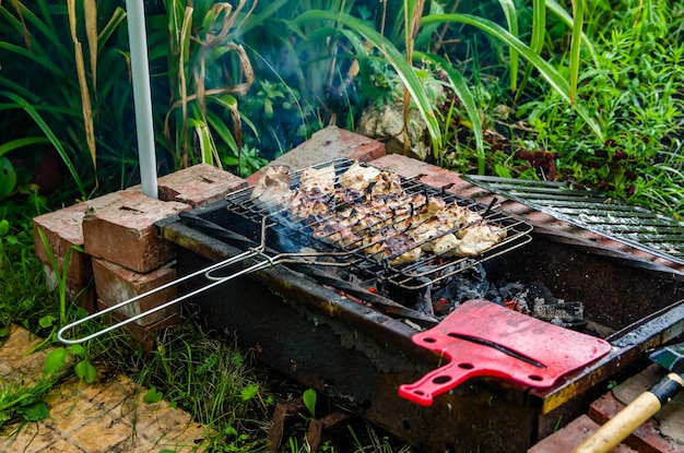 Kebab é frito em uma grelha no jardim