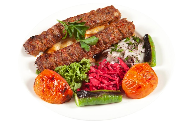 Kebab e salada turcos tradicionais de adana