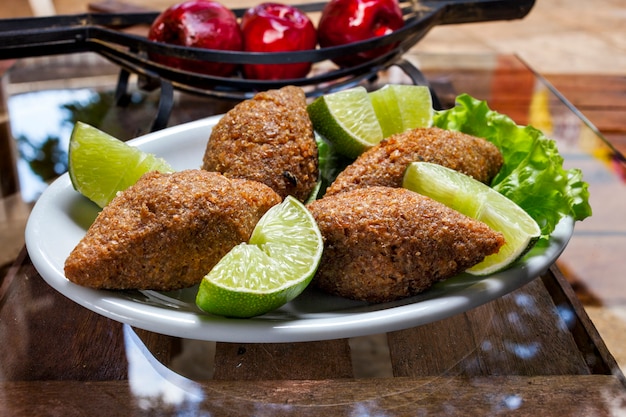 Foto kebab frito, cozinha tradicional árabe, quibe