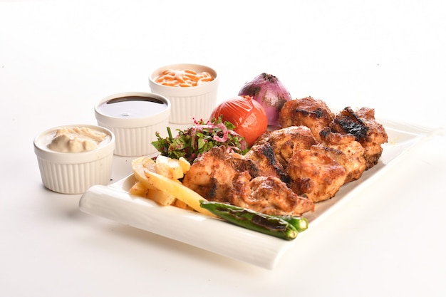 Kebab griego tradicional turco carne y pollos comida aislado sobre fondo blanco.