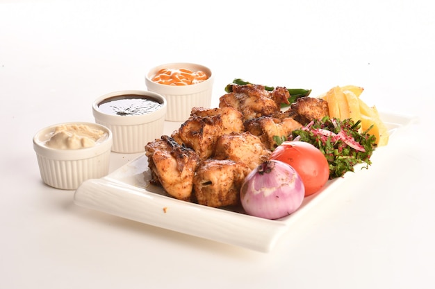 Kebab griego tradicional turco carne y pollos comida aislado sobre fondo blanco.