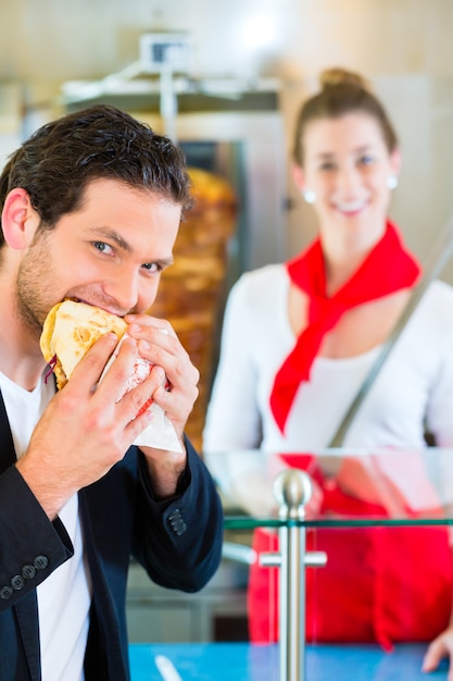 Kebab - Kunde und heißer Döner mit frischen Zutaten