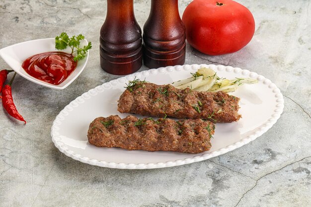 Kebab mit Rindfleisch, Zwiebeln und Soße