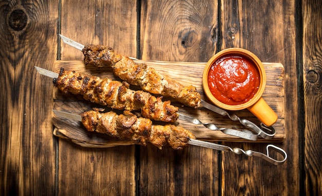 Kebab mit Tomatensauce.