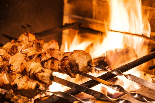 Kebab de pavo tradicional a la parrilla con brochetas en el restaurante turco para cenar. Cultura alimentaria en Turquía.