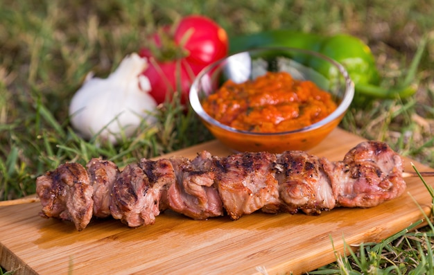 Kebab a la plancha con verduras y salsa.