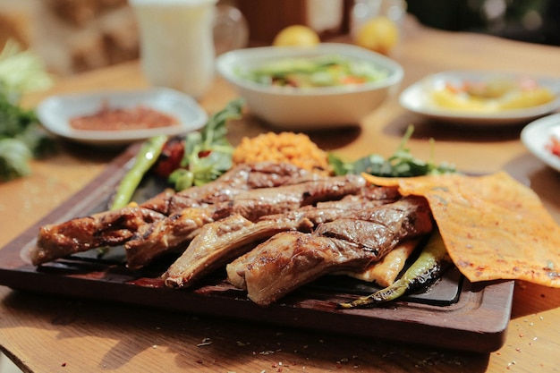 Foto kebab de ramadán tradicional turco y árabe