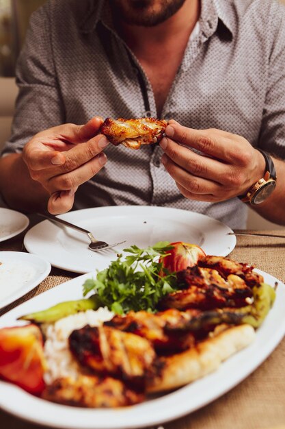 Foto kebab de ramadán tradicional turco y árabe