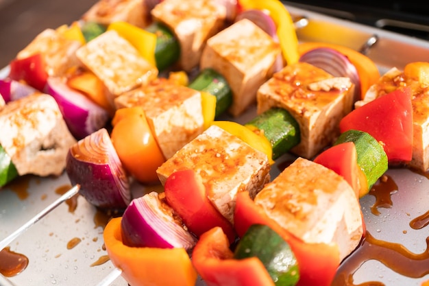 Kebab de tofu vegetariano a la parrilla con verduras marinadas en salsa picante.