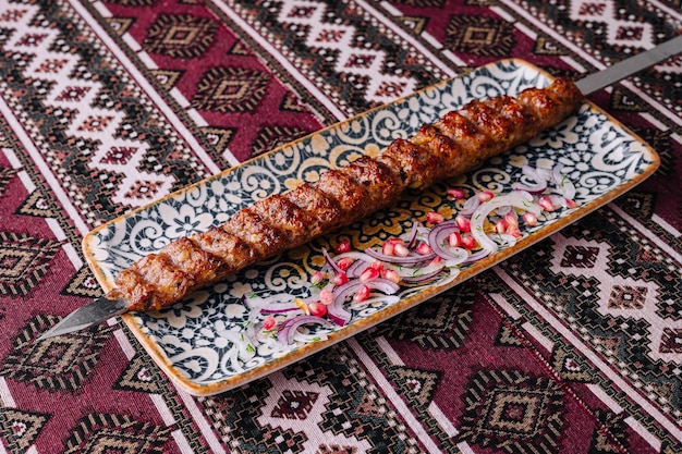 Kebab tradicional a la parrilla en un plato adornado