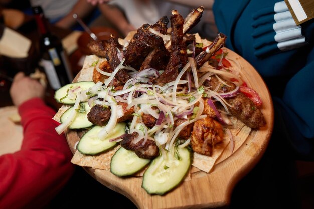 Kebab tradicional turco ali nazik en mesa de madera rústica