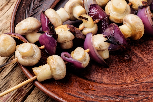 Kebab de verduras con champiñones