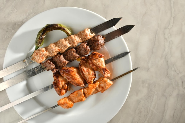 kebab y verduras a la parrilla aisladas en un fondo blanco.