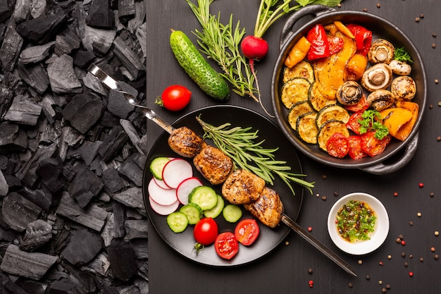 Kebab con verduras en la sartén con verduras a la plancha sobre una mesa de madera negra Top vie