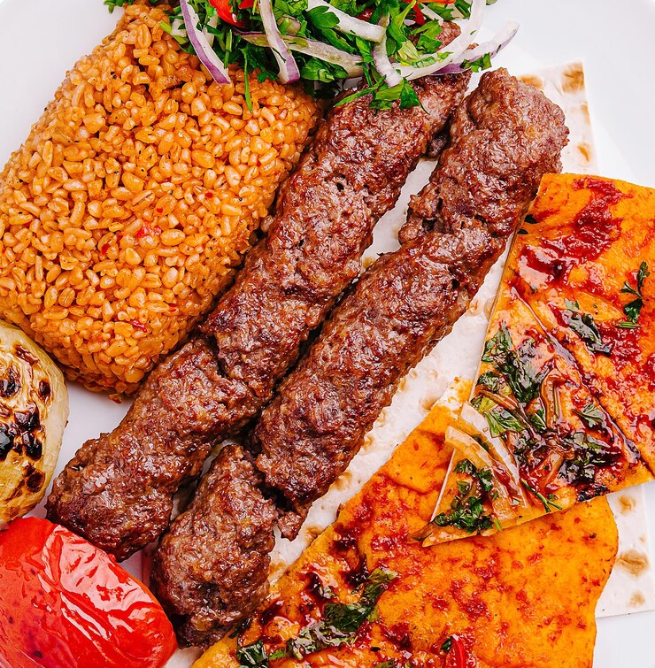 Kebabs con arroz y verduras servidos hermosamente