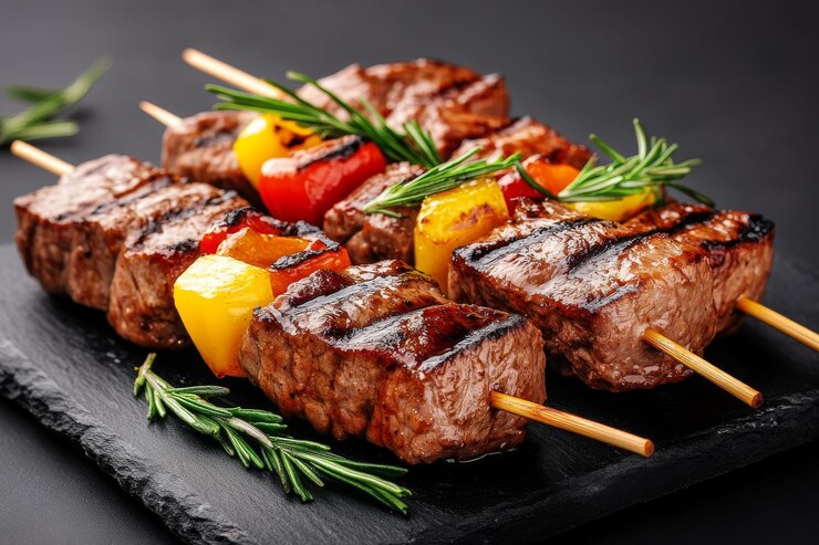 Foto kebabs calientes con salsa de granada y vegetales asados en brochetas