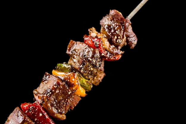 Kebabs de carne de churrasco com pimenta verde