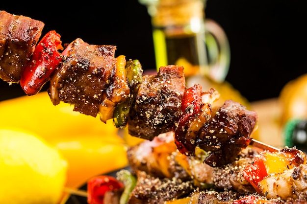 Foto kebabs de carne de churrasco com pimenta verde