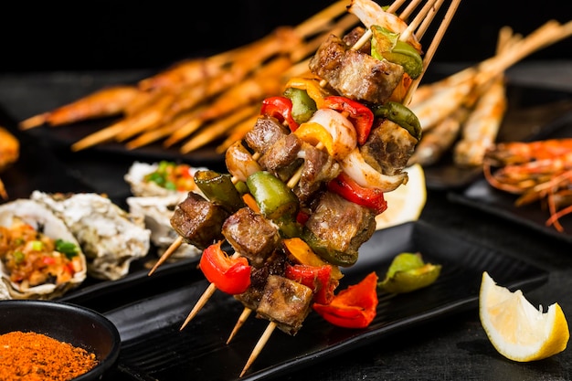 Kebabs de carne de churrasco com pimenta verde