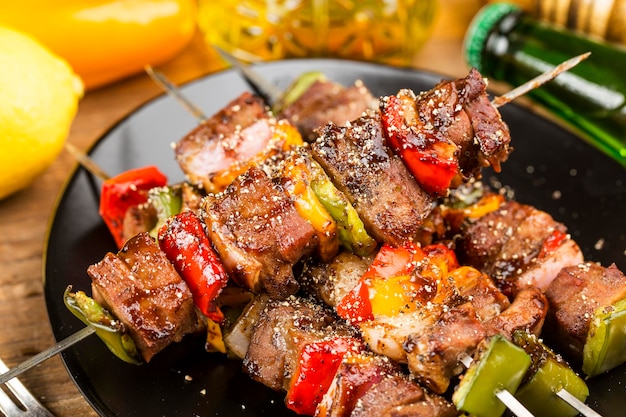 Kebabs de carne fresca de churrasco com pimentão verde