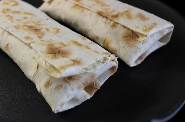 Kebabs Doner caseros con queso en una sartén de primer plano