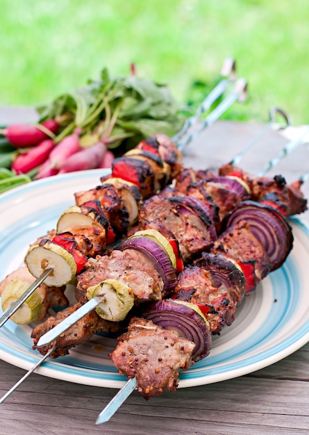 Kebabs suculentos e legumes grelhados