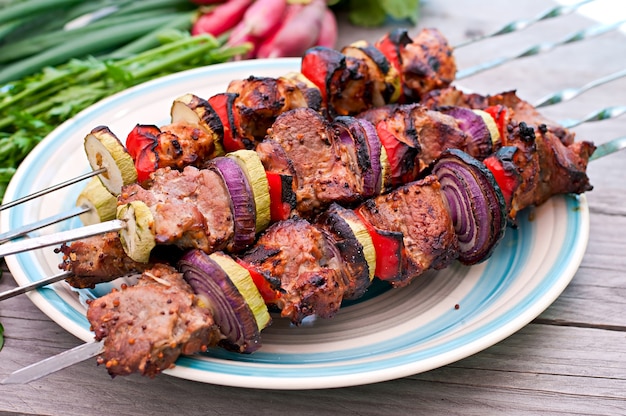 Kebabs suculentos e legumes grelhados