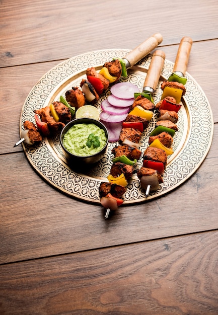 Kebabs tikka de frango indiano, marinado em especiarias e iogurte e assado em tandoor