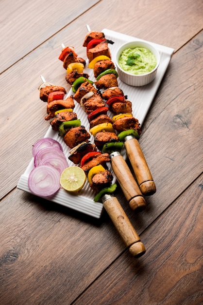 Kebabs tikka de frango indiano, marinado em especiarias e iogurte e assado em tandoor