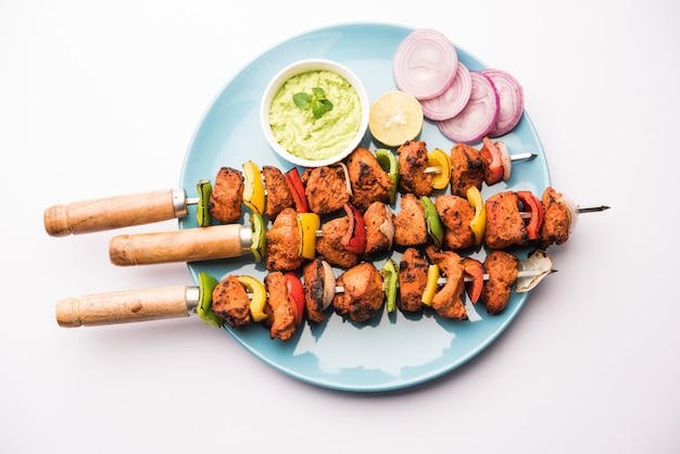 Kebabs tikka de frango indiano, marinado em especiarias e iogurte e assado em tandoor