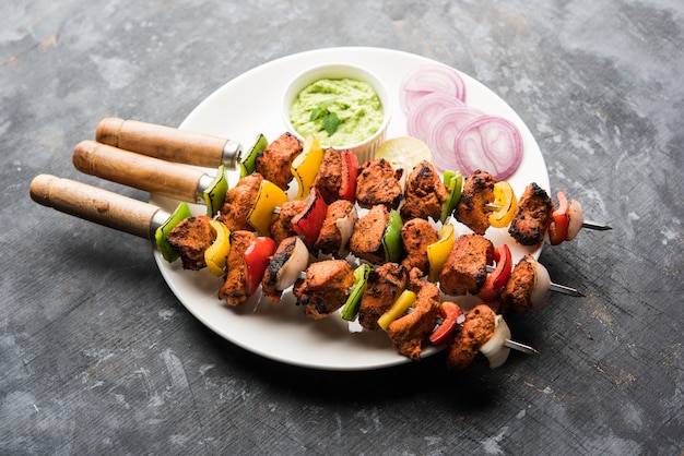 Kebabs tikka de frango indiano, marinado em especiarias e iogurte e assado em tandoor