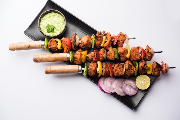 Kebabs tikka de frango indiano, marinado em especiarias e iogurte e assado em tandoor