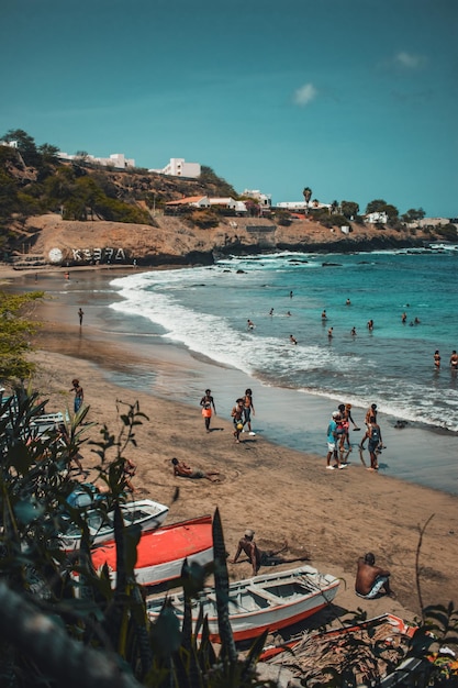 Kebra Canela-Strand. Einer der Hauptstrände von Santiago, mit Menschen darauf und Booten an der Seite.