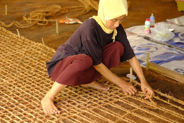Kebumen, Indonesia. 5 de septiembre de 2022. Los artesanos de la cuerda de coco están tejiendo cuerdas de coco.