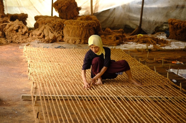 Kebumen, Indonesien. 5. September 2022. Kokosnuss-Kokosseil-Handwerker weben Kokosnuss-Kokosseile.