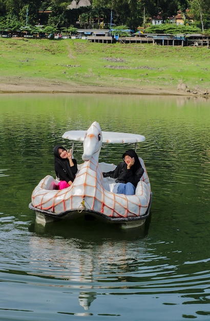 Kebumen julio de 2022 Los turistas están montando un bote en forma de pato en un hermoso lago