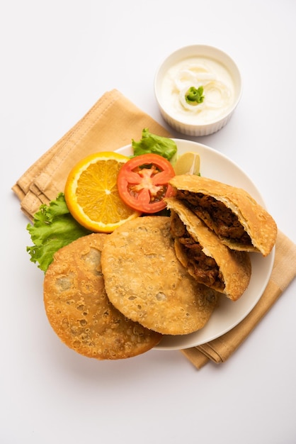 Keema kachori é um popular lanche crocante e delicioso indiano ou paquistanês com delicioso recheio de qeema, também conhecido como Khasta Kheema Kachauri